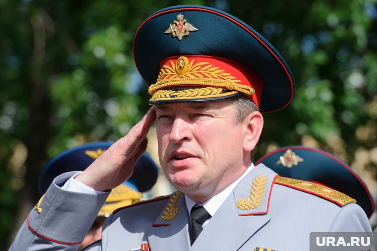 Свою карьеру Лапин начал с должности командира танкового взвода 