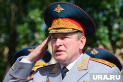 Свою карьеру Лапин начал с должности командира танкового взвода 