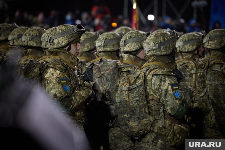 Украинские военнослужащие во время движения шли не в ногу, а на их пути на асфальте оказался навоз