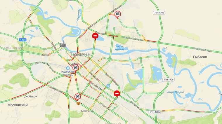 Заторы наблюдаются и на улицах, и на мостах