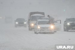 Колонна машин попала в снежный плен на автозимнике в ХМАО