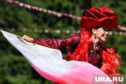 Участники фестиваля приходят в неординарных костюмах