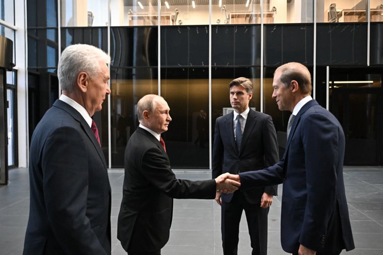 На входе в НКЦ президента Владимира Путина и мэра Москвы Сергея Собянина ждали первый вице-премьер Денис Мантуров и глава Роскосмоса Дмитрий Баканов
