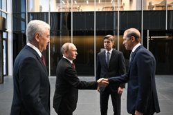 На входе в НКЦ президента Владимира Путина и мэра Москвы Сергея Собянина ждали первый вице-премьер Денис Мантуров и глава Роскосмоса Дмитрий Баканов