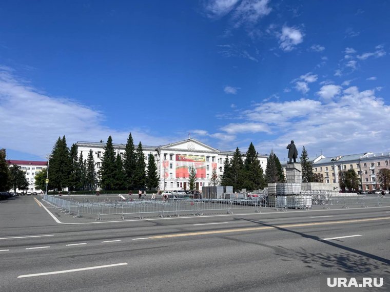 В Кургане готовят сцену для выступления музыканта Максима Фадеева на День города