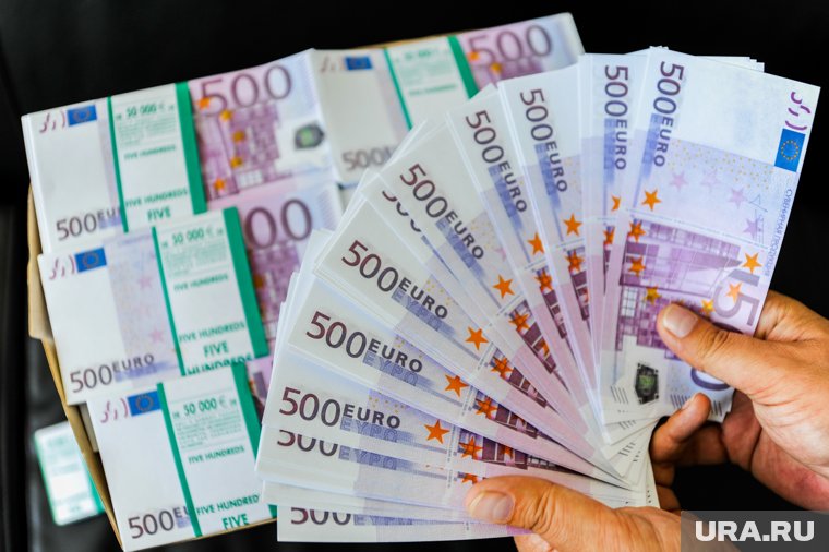 В ЦБ РФ отметили, что россияне смогут по-прежнему совершать сделки с долларами и евро