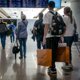 Что делать при переносе или отмене авиарейса: инструкция для пассажиров