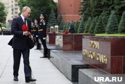 Президент РФ В. Путин возложил цветы к Могиле Неизвестного Солдата в День памяти и скорби
