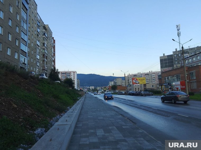 Горы нависают над домами