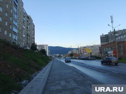Горы нависают над домами
