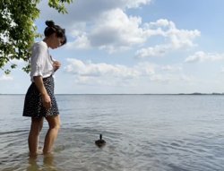 Челябинка выходит на прогулку с уткой 