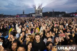 Люди пришли на празднование целыми семьями