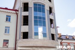 Рабочие убрали окна