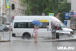 Тюменские маршрутки оказались заполнены водой 