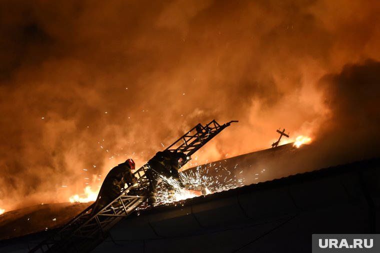 В Нягани загорелся многоквартирник на площади в 700 квадратных метров