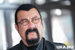 По дороге из зала Сигал сделал несколько снимков с гостями форума