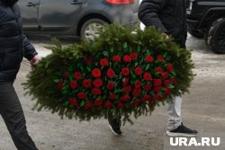 Проститься с Турковым врачи и чиновники приходили с цветами и венками