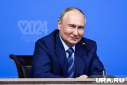 Владимир Путин получил в подарок дамасский меч