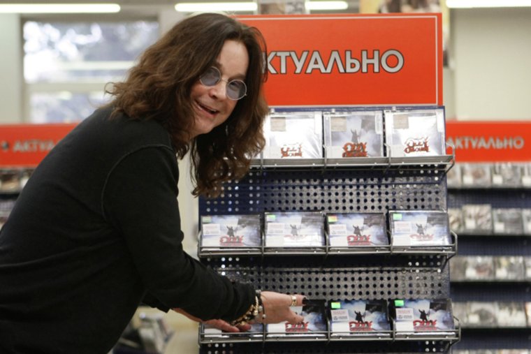 Когда Оззи выступил в России в 2018 году, то дружинники, которые дежурили на концерте, приняли мировую звезду за сантехника в запое  