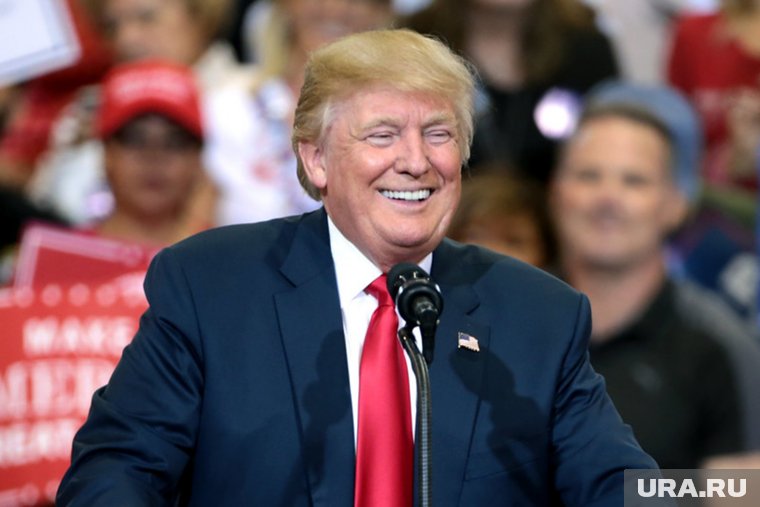 Трампу была вручена футболка с автографом Роналду