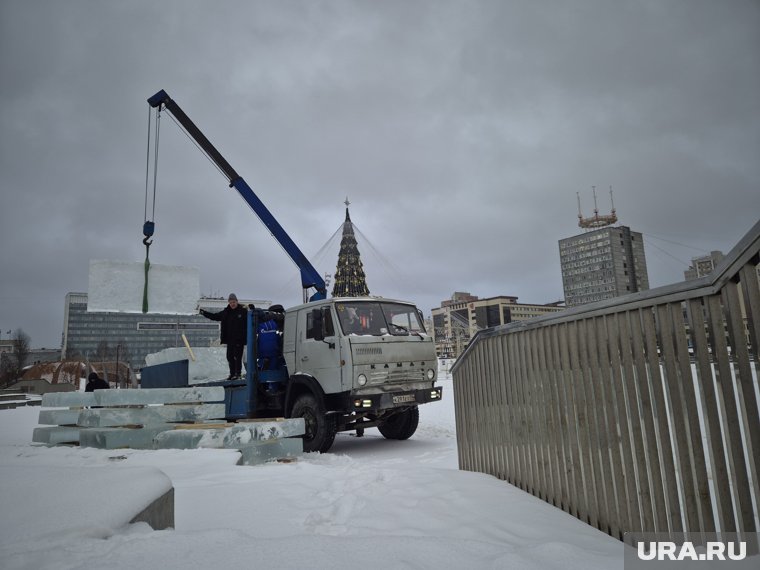 Ледовый городок на эспланаде еще строят