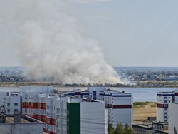 В Заозерном районе Кургана полыхает трава у озера Черное