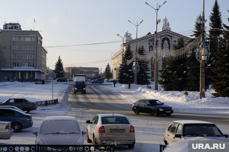 Родители попросили быть осторожнее со скульптурами на площади (архивное фото)