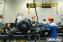 Автозаводы сокращают выпуск новых машин, потому что дилеры не могут распродать прошлогодние, объяснил эксперт