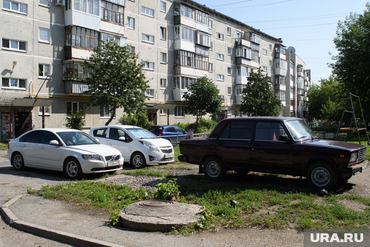 Иномарка была припаркована во дворе жилого дома