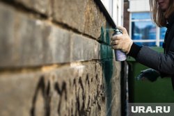 Портрет писателя нанесли техникой трафаретного граффити