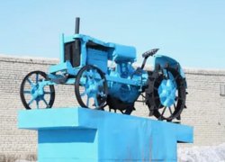 В Петухово есть похожий трактор