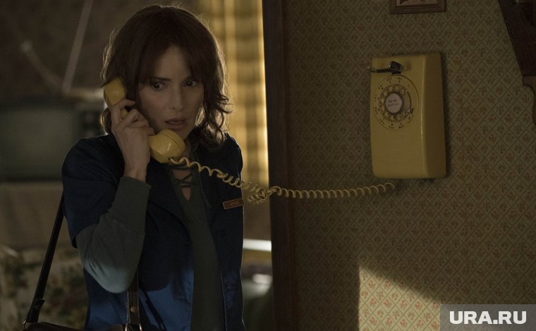 Вайнона Райдер в сериале «Очень странные дела» играет Джойс Байерс — главную героиню, мать Уилла Байерса