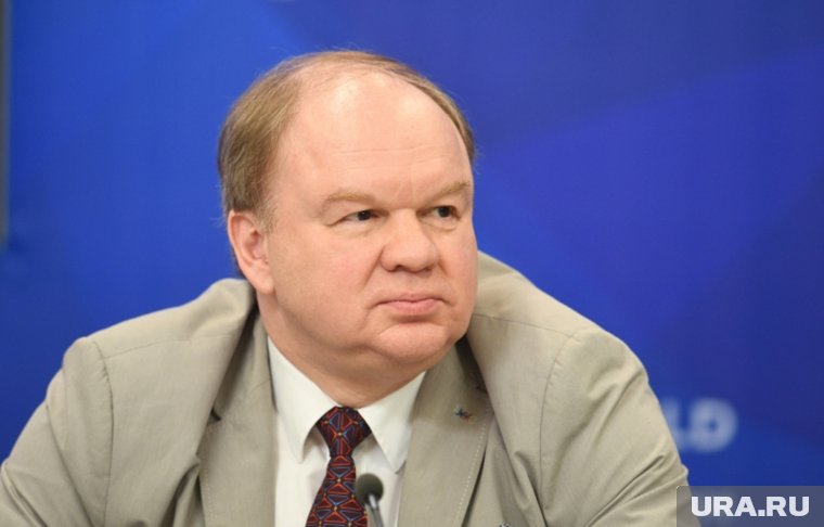 Украине пришлось пересобирать переговорную группу, поэтому встречу перенесли на следующий день, заявил Николай Топорнин