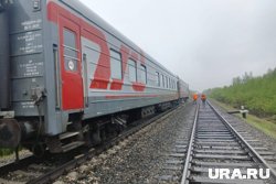 Поезд врезался в обрушившийся мост, в результате чего пострадали люди