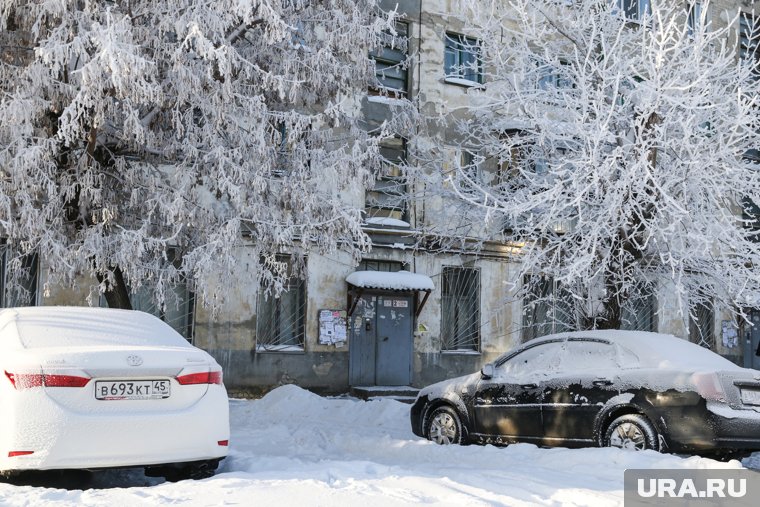 Мужчина поскользнулся в подъезде и получил травму позвоночника