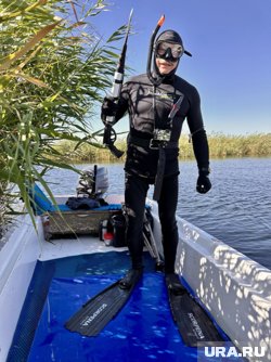Депутат думы ХМАО Александр Сальников во время подводной охоты