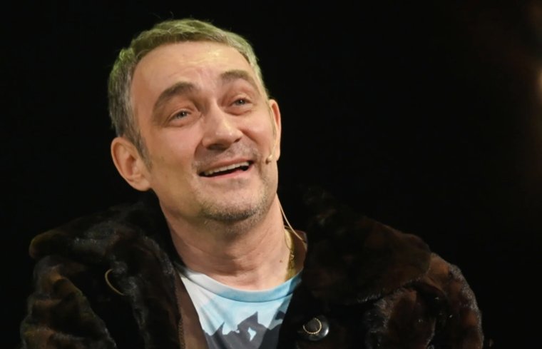 В школьные годы артист мечтал о военной карьере, а не о сцене