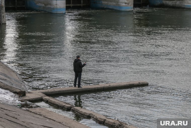 Мужчина рыбачил на искусственном водоеме в жилом районе города