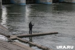 Мужчина рыбачил на искусственном водоеме в жилом районе города