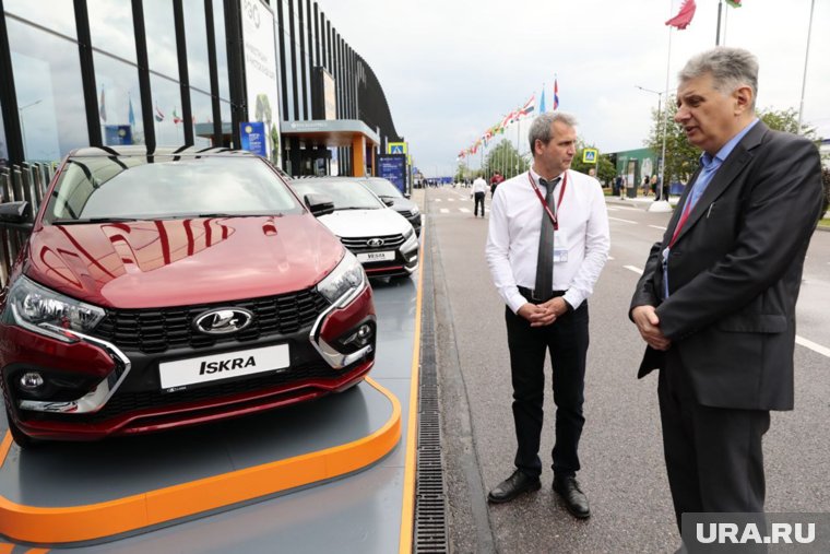 АвтоВАЗу придется продавать свои машины дешевле, чтобы россияне снова начали их покупать, полагает автоэксперт Антон Шапарин