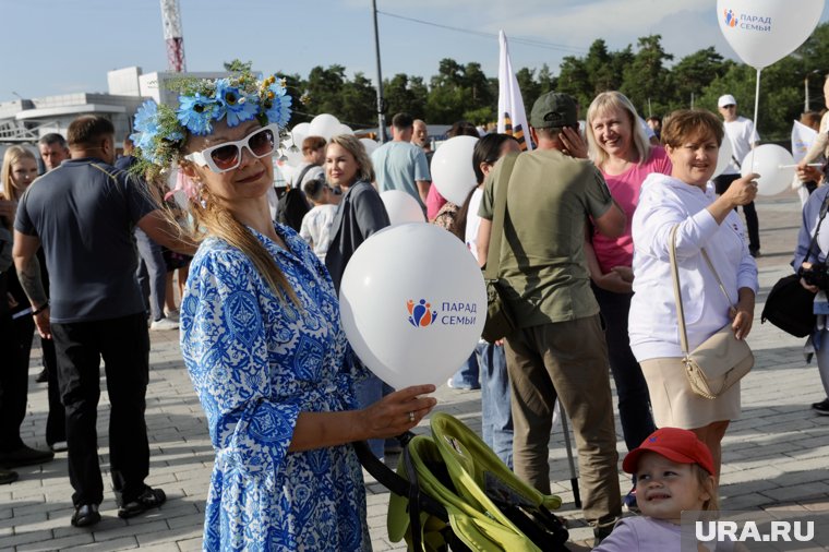 Челябинцы прошлись от памятника Курчатову по пешеходному бульвару до парка Гагарина