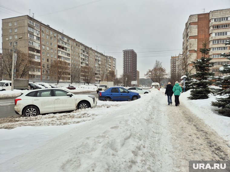 В Дзержинском районе Перми тротуары по-прежнему в снегу