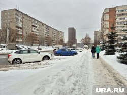 В Дзержинском районе Перми тротуары по-прежнему в снегу