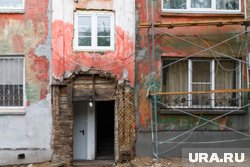 Расселение жильцов из аварийного дома постоянно переносится (архивное фото)