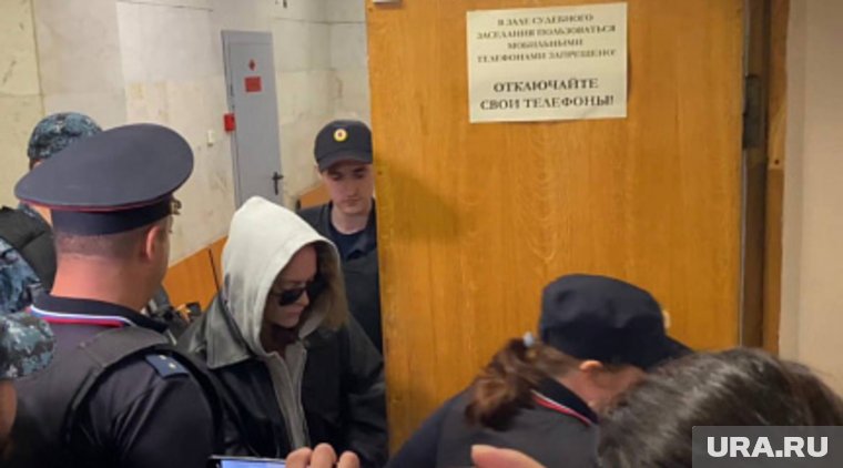 Аглая Тарасова в помещении суда