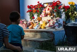 Люди несли к дому Насти плюшевые игрушки и цветы