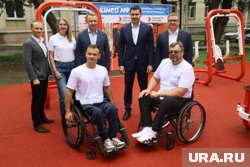 Антону Алиханову и Алексею Текслеру показали инклюзивное спортивное оборудование