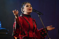 Перед сотнями горожан выступили ансамбль «Цветень» и певица Пелагея