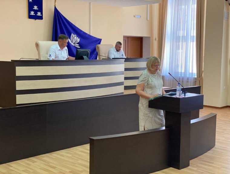 В Новокуйбышевске во время обсуждения бюджета города депутат упал в дыру