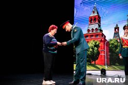 Военком Иван Канивец вручал награды бойцам и их семьям